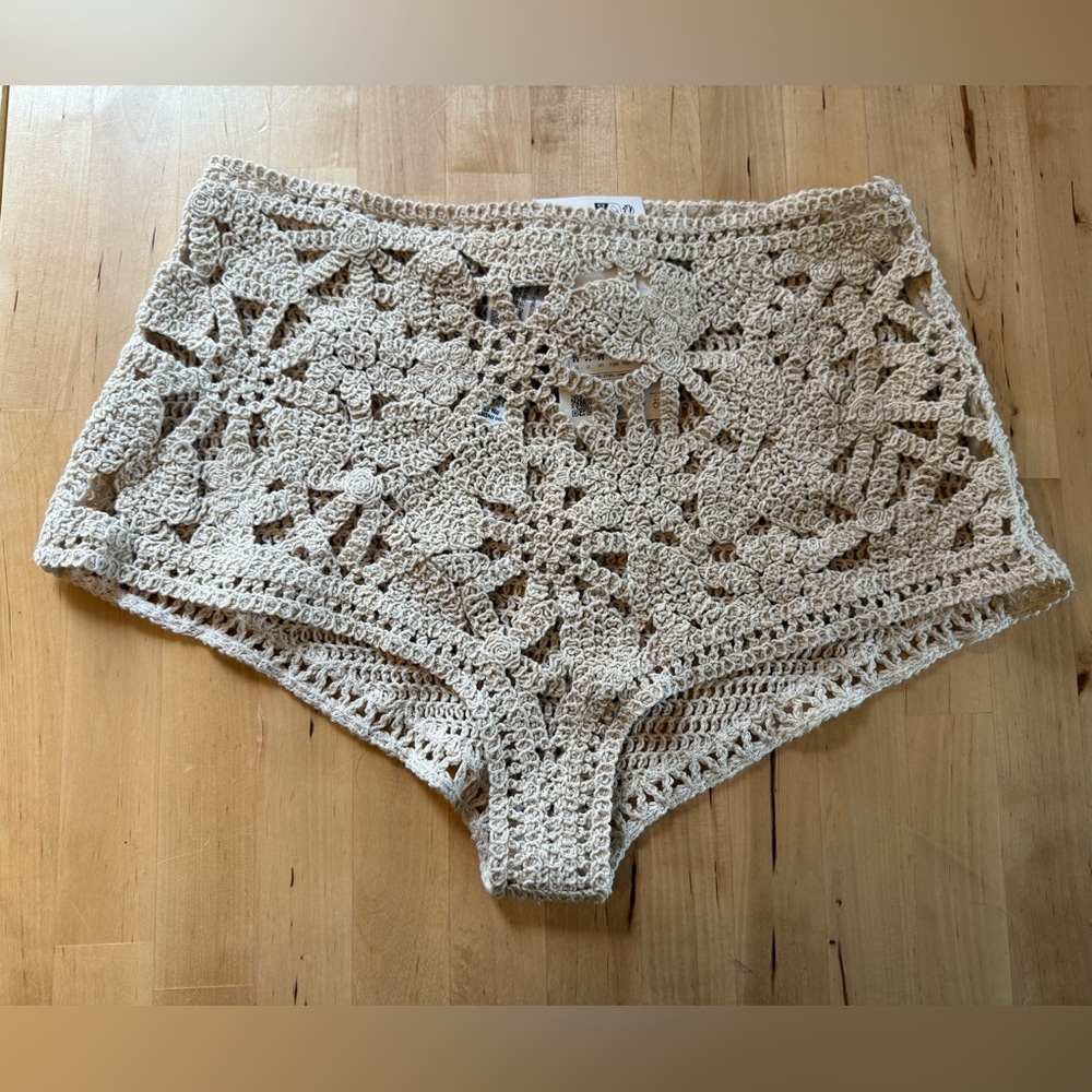NWT Zara crochet mini shorts size M